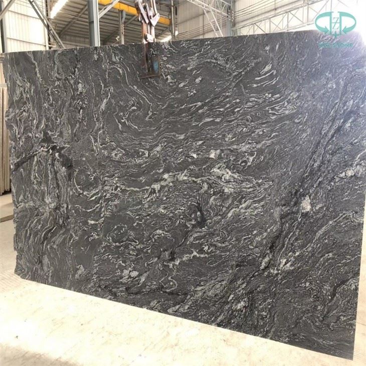 Losa de granito negro del río