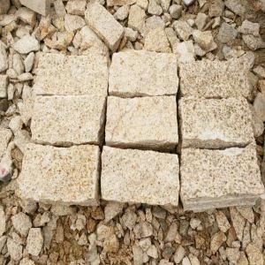 G 682  Adoquín natural partido