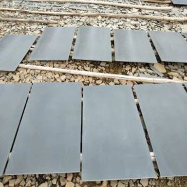 Azulejos de piedra de basalto negro claro