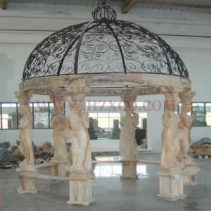 Escultura de ángel de mármol rojo al atardecer