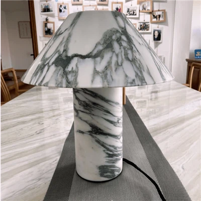 Lámpara de mesa LED de mármol