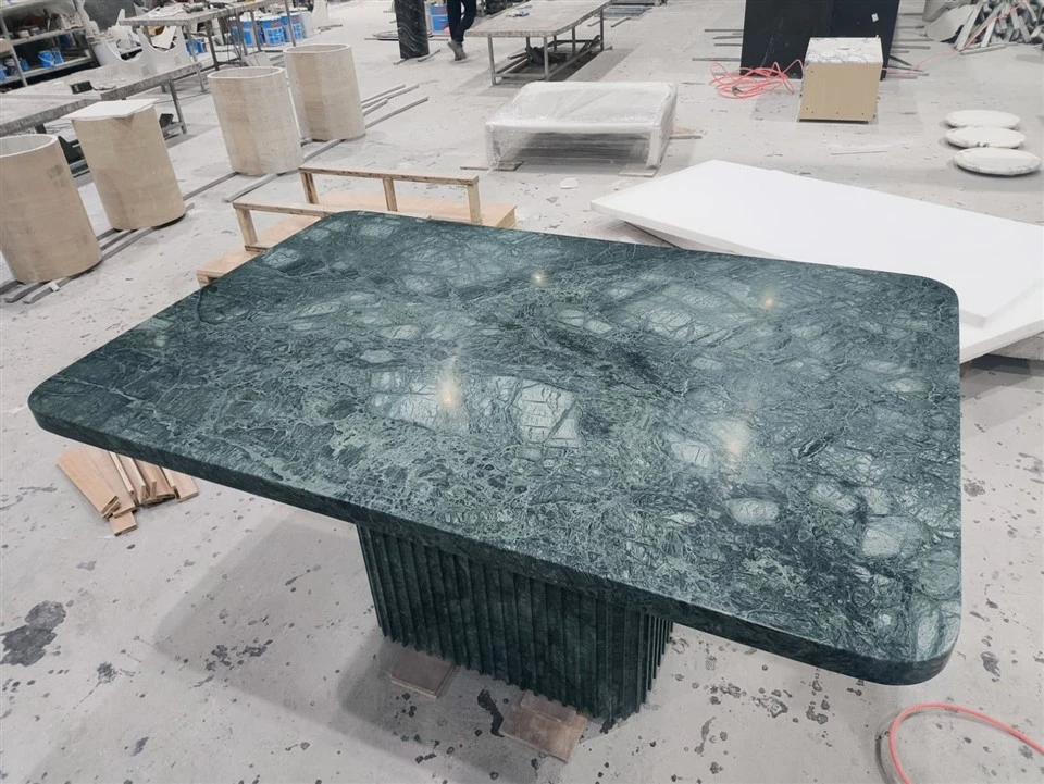 Mesa de mármol verde oscuro